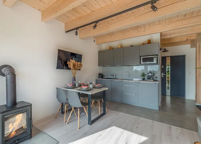 Semesterbostad Mierzejogrod - Caloroczne Z Kominkami